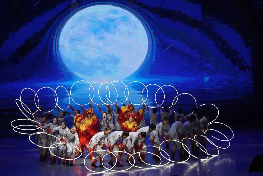 上至九十九，下至刚会走，说到耍杂技，这里有一手→