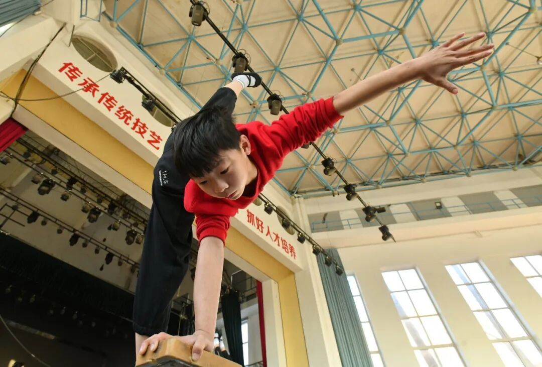 上至九十九，下至刚会走，说到耍杂技，这里有一手→