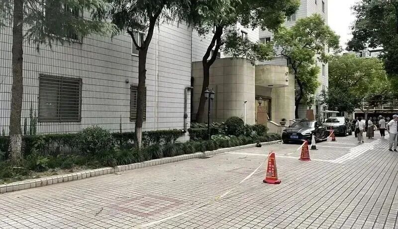 事发上海市中心！一声巨响，32楼坠落“炸弹”，砸烂9辆车！居民：不是第一次
