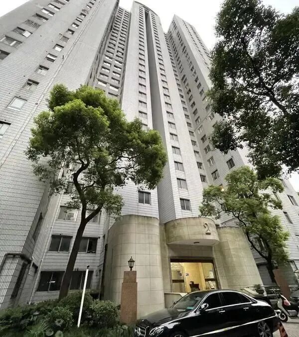 事发上海市中心！一声巨响，32楼坠落“炸弹”，砸烂9辆车！居民：不是第一次