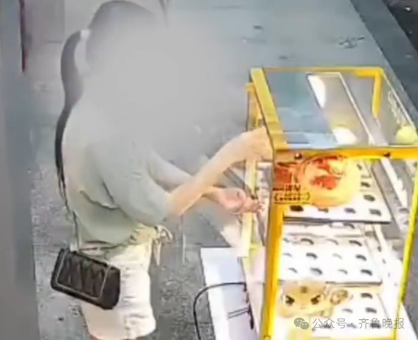 女子偷吃5个蛋挞转身就走! 店员:太忙没看到,网友:她是有多饿？