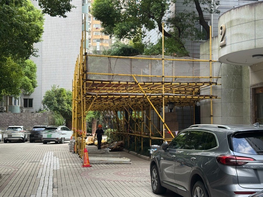 事发上海市中心！一声巨响，32楼坠落“炸弹”，砸烂9辆车！居民：不是第一次