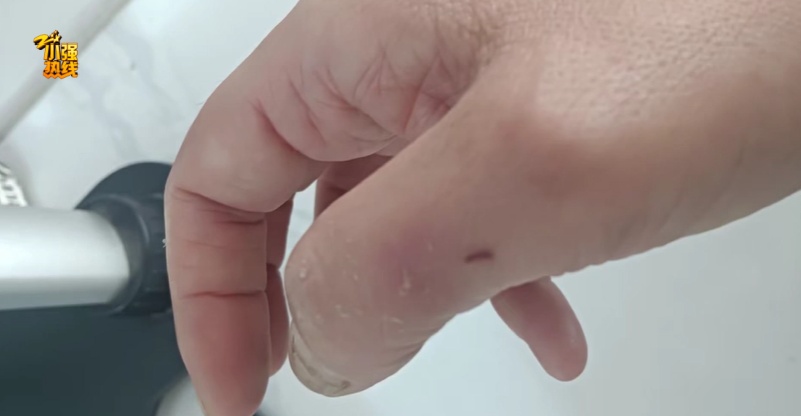 家门口被喷“坟”字！女子崩溃：鞋柜里还有更恶心的