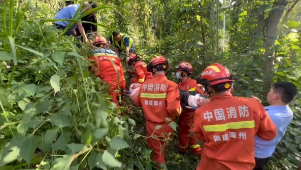 砰！2人突然躺倒谷底，路边留下两双拖鞋……