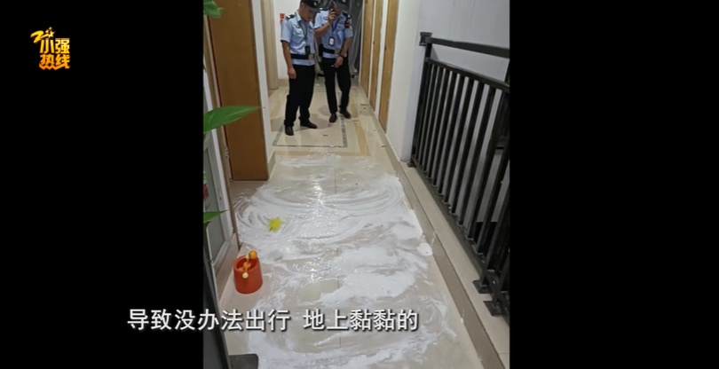 家门口被喷“坟”字！女子崩溃：鞋柜里还有更恶心的