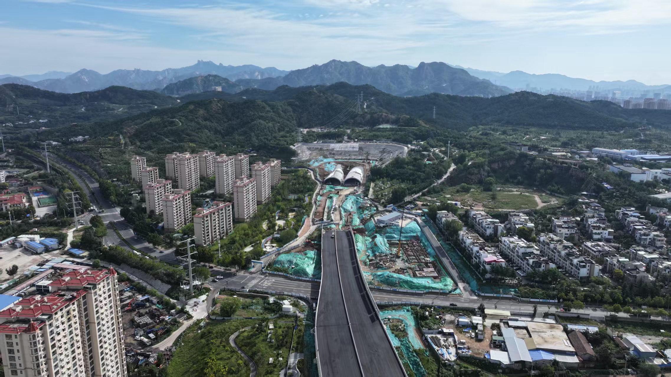 山东:国内最大跨度市政交通隧道主体完工 山东:国内最大跨度市政交通隧道主体完工