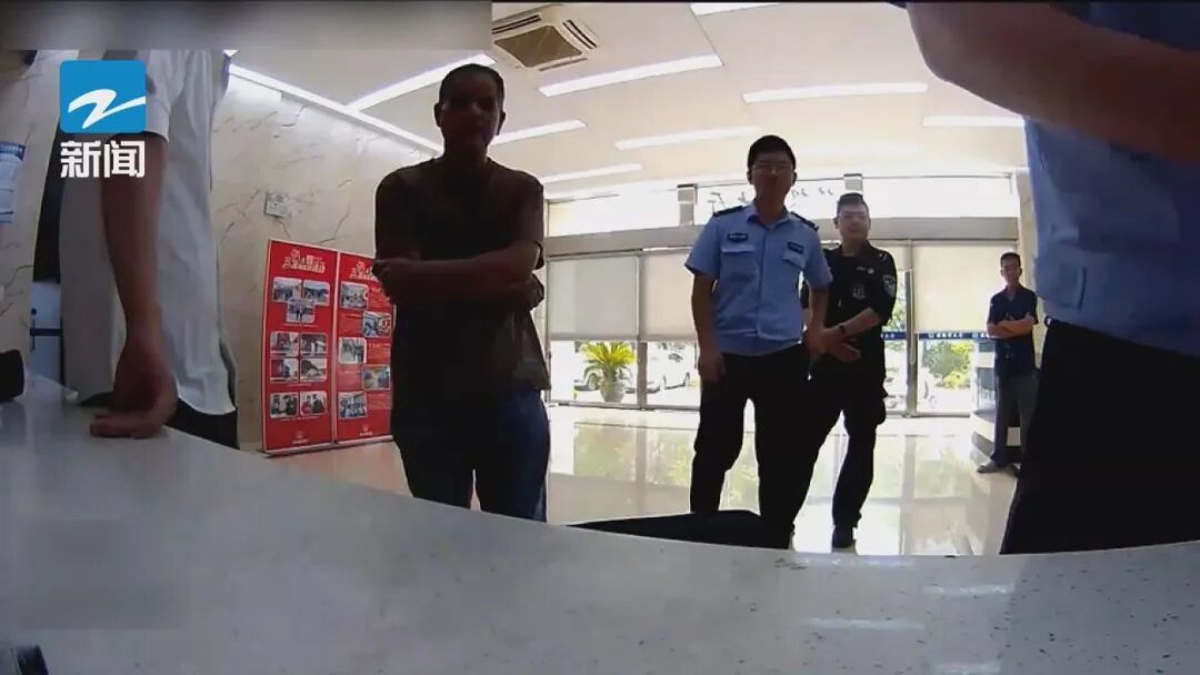 儿子陪父亲处理无证驾驶,没想到自己也成了“主角”,紧急提醒… 儿子陪父亲处理无证驾驶,没想到自己也成了“主角”,紧急提醒…