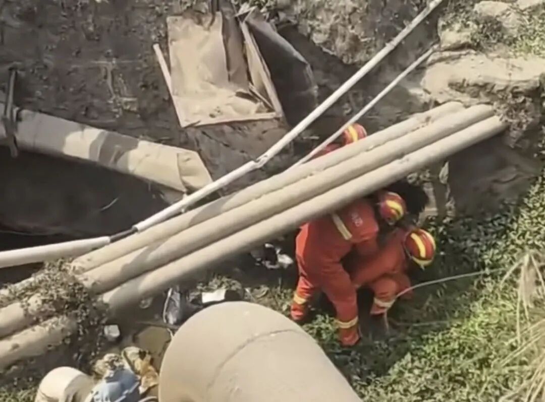 砰！2人突然躺倒谷底，路边留下两双拖鞋……