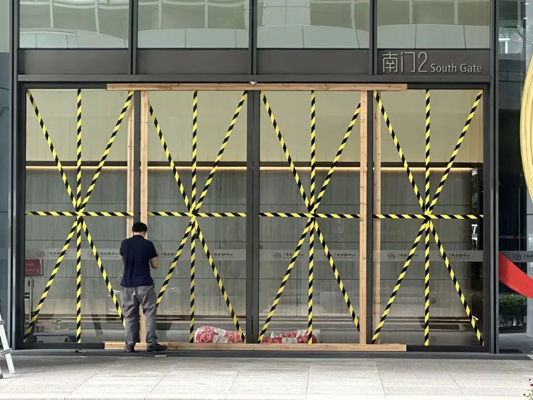 谨防“加沙”!粤B市民花式防台风!最高级别台风红色预警将发布→ 谨防“加沙”!粤B市民花式防台风!最高级别台风红色预警将发布→