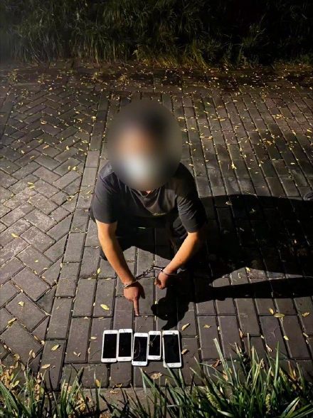 成都一男子攀爬水管入室盗窃5部手机，6小时后落网