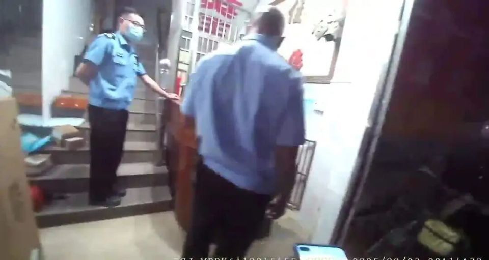 真闺蜜！朋友称身体不适后失联，女子异地报警，民警迅速出警踹门救人