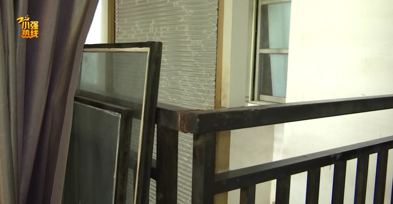 家门口被喷“坟”字！女子崩溃：鞋柜里还有更恶心的