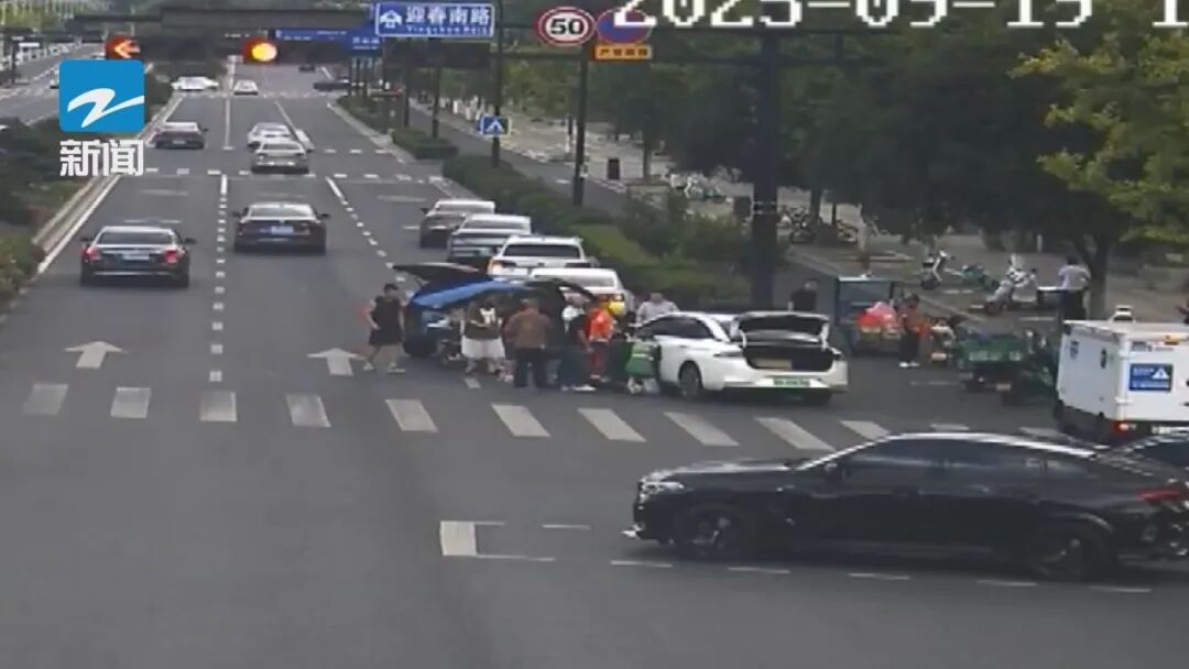 “一二三，起！” 杭州街头响起震撼呼喊，数十双手为15岁女孩抬起生命的希望