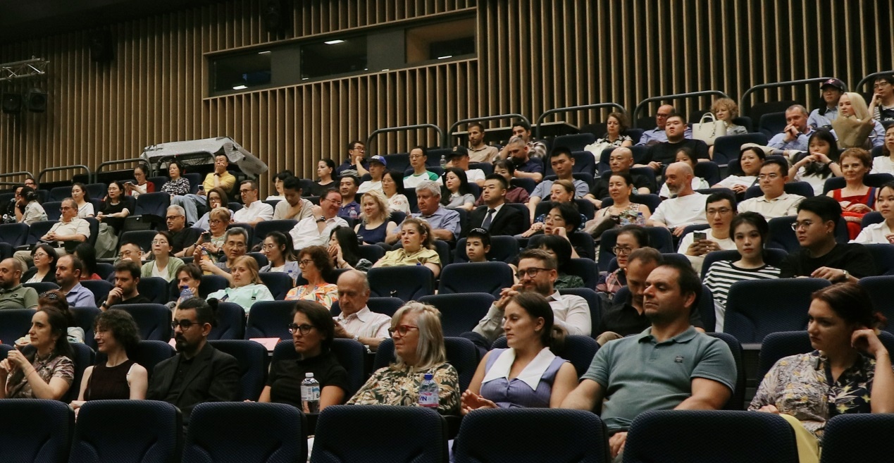 超30亿！《南京照相馆》票房再创新高