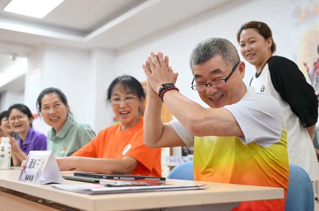 “银发追光者”拒绝与社会脱节