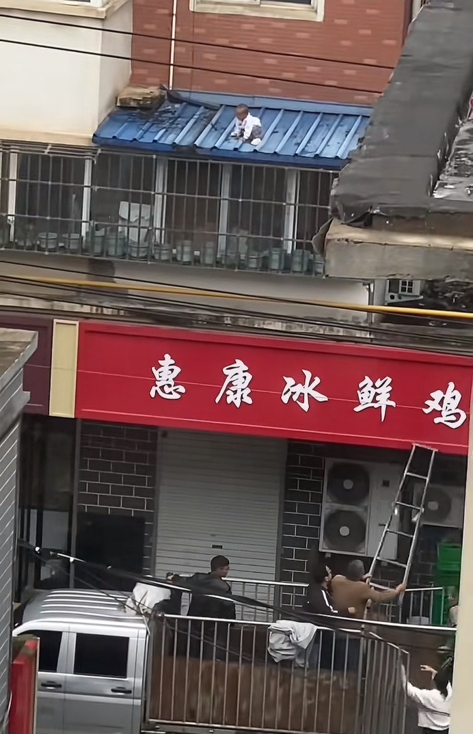 幼童从5楼掉落3楼雨棚，有人扯被单有人抬梯子有人去抱！网友：“众”字具象化了