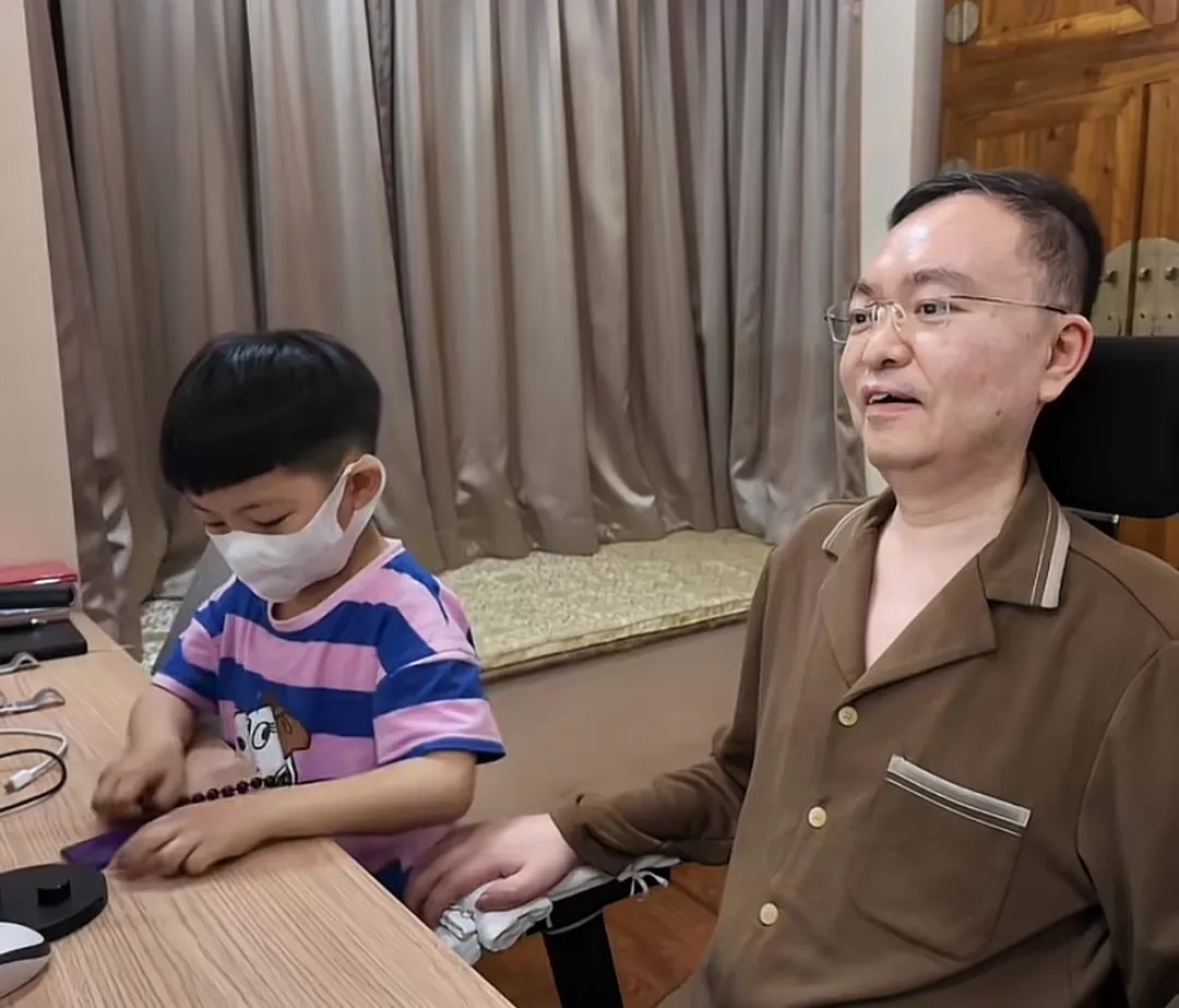 与渐冻症抗争6年，妻子透露蔡磊近况