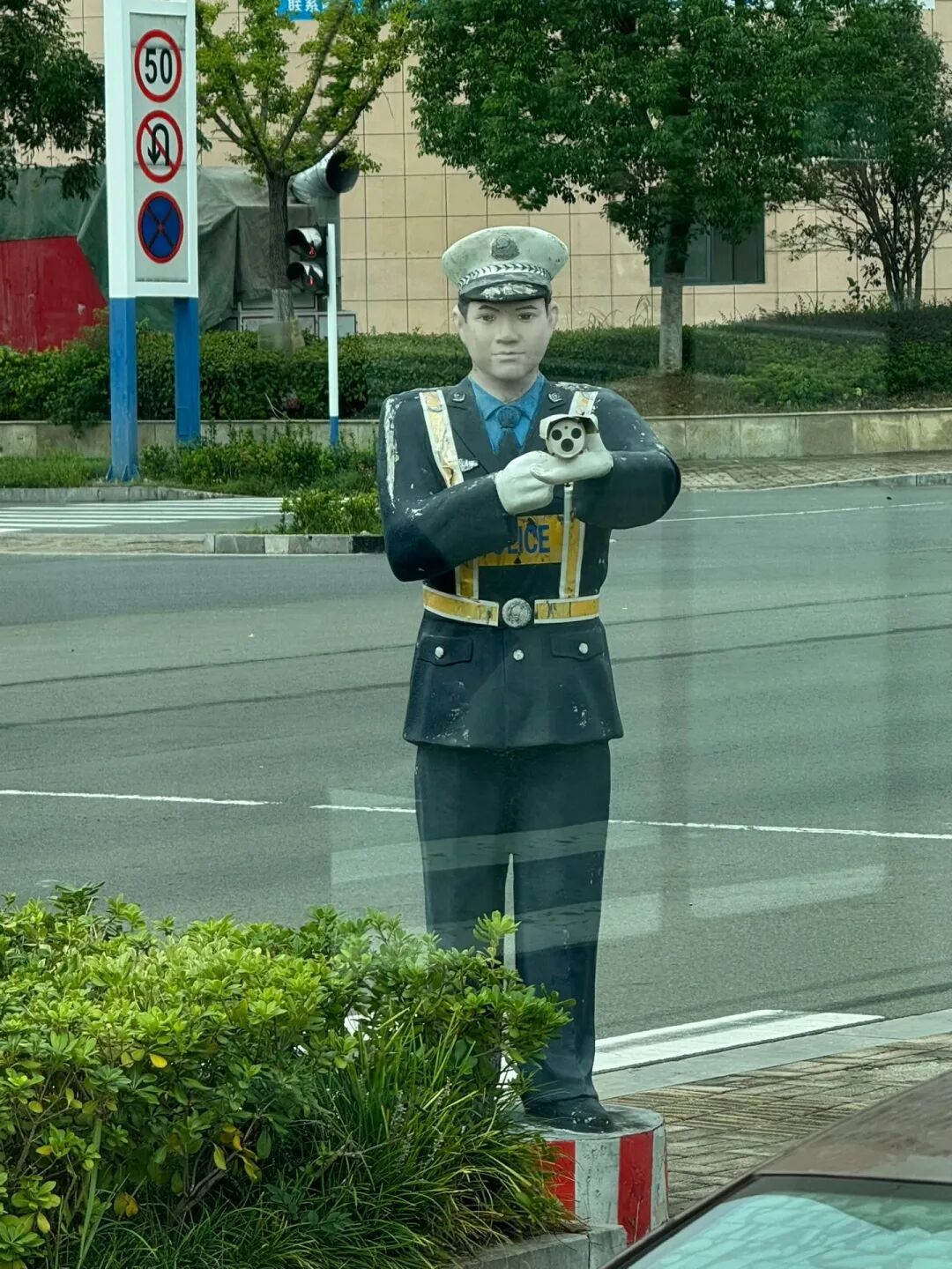 路边“交警”手持摄像头?官方回应:实为警示模拟立牌 路边“交警”手持摄像头?官方回应:实为警示模拟立牌