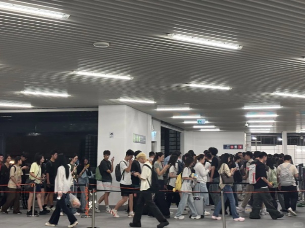 “桦加沙”袭来,大湾区学生和市民纷纷组团来长沙躲台风,“报复性饮食,来了不想走!” “桦加沙”袭来,大湾区学生和市民纷纷组团来长沙躲台风,“报复性饮食,来了不想走!”