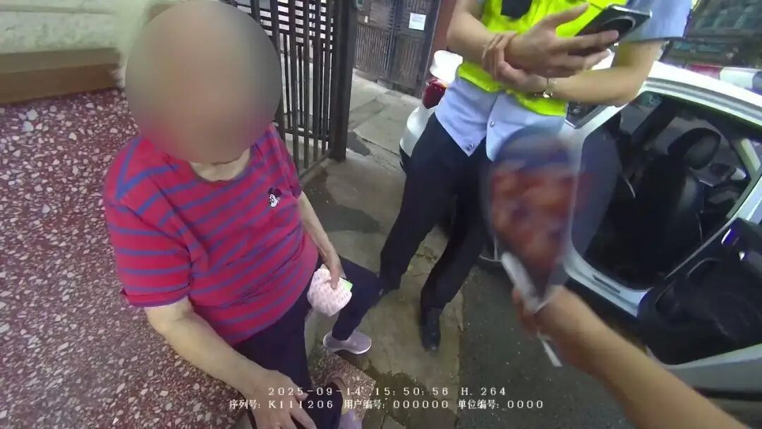 九旬阿婆街头迷路！上海民警高温下蹲地近1小时……一个动作，全网点赞