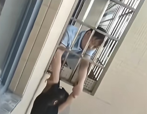 “儿子，快往业主群里发信息！我在14楼，哪个看到，帮我找人来”