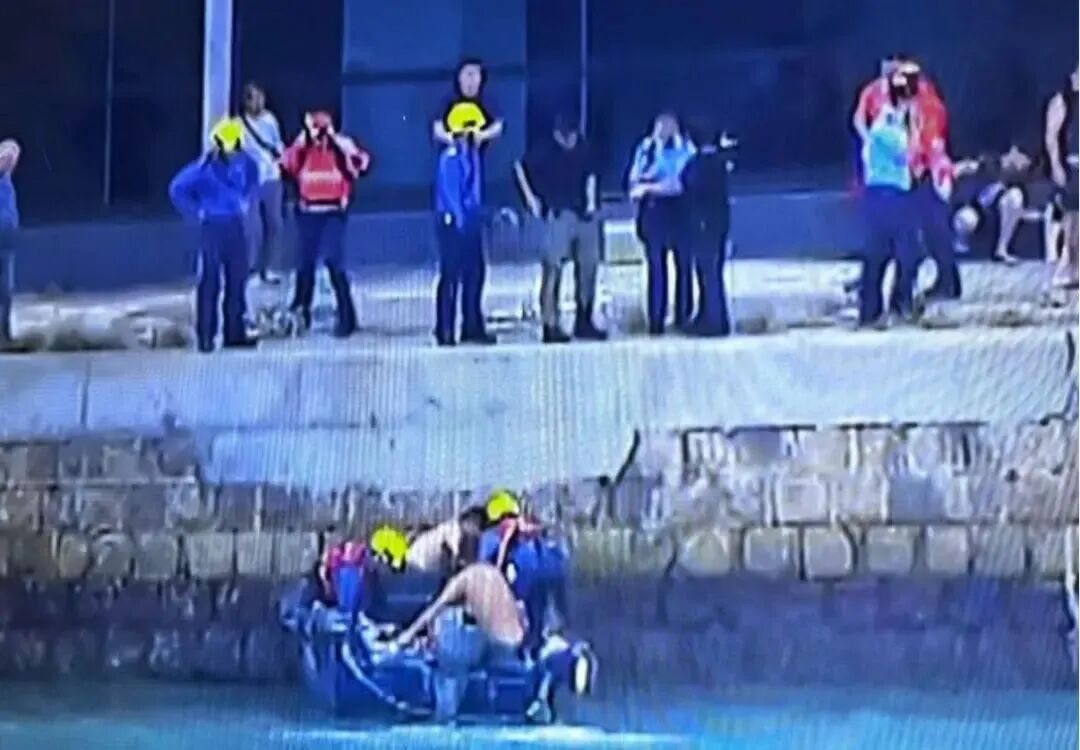 强台风天海边观浪，母子二人被巨浪卷入海中……