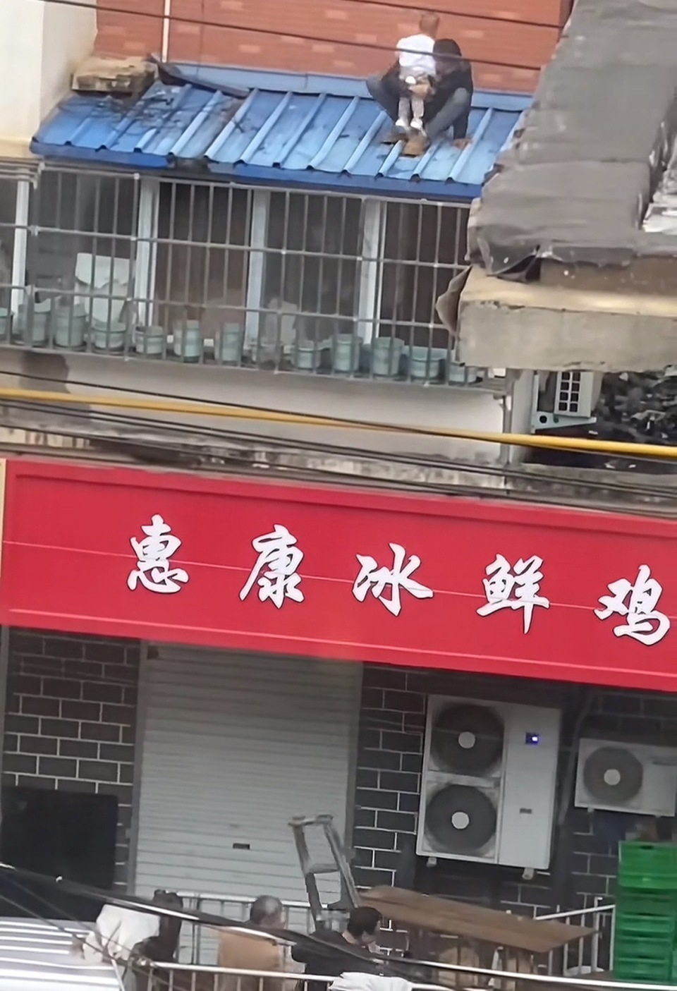 幼童从5楼掉落3楼雨棚，有人扯被单有人抬梯子有人去抱！网友：“众”字具象化了