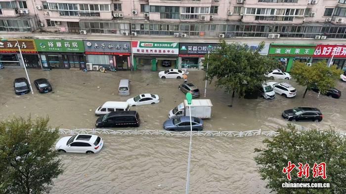江苏盐城发布暴雨红色预警 中小学停课一天