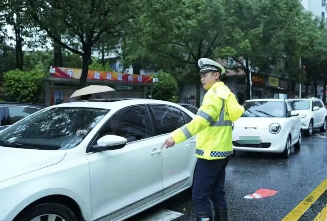 迎战台风“桦加沙”，交警全力以赴！