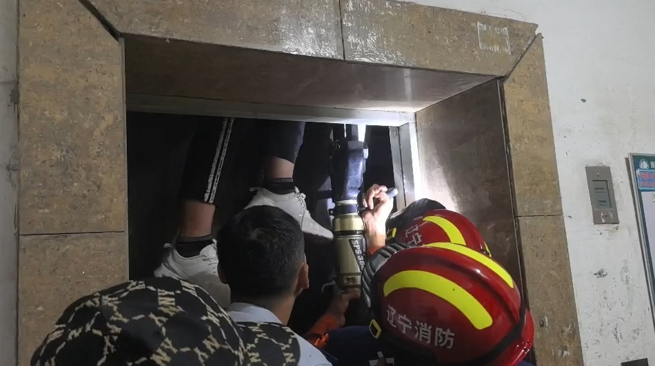 撬开电梯，消防员只看到一双脚……