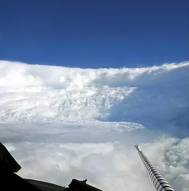 这飞机疯了吗?竟然往超强台风“桦加沙”里钻! 这飞机疯了吗?竟然往超强台风“桦加沙”里钻!