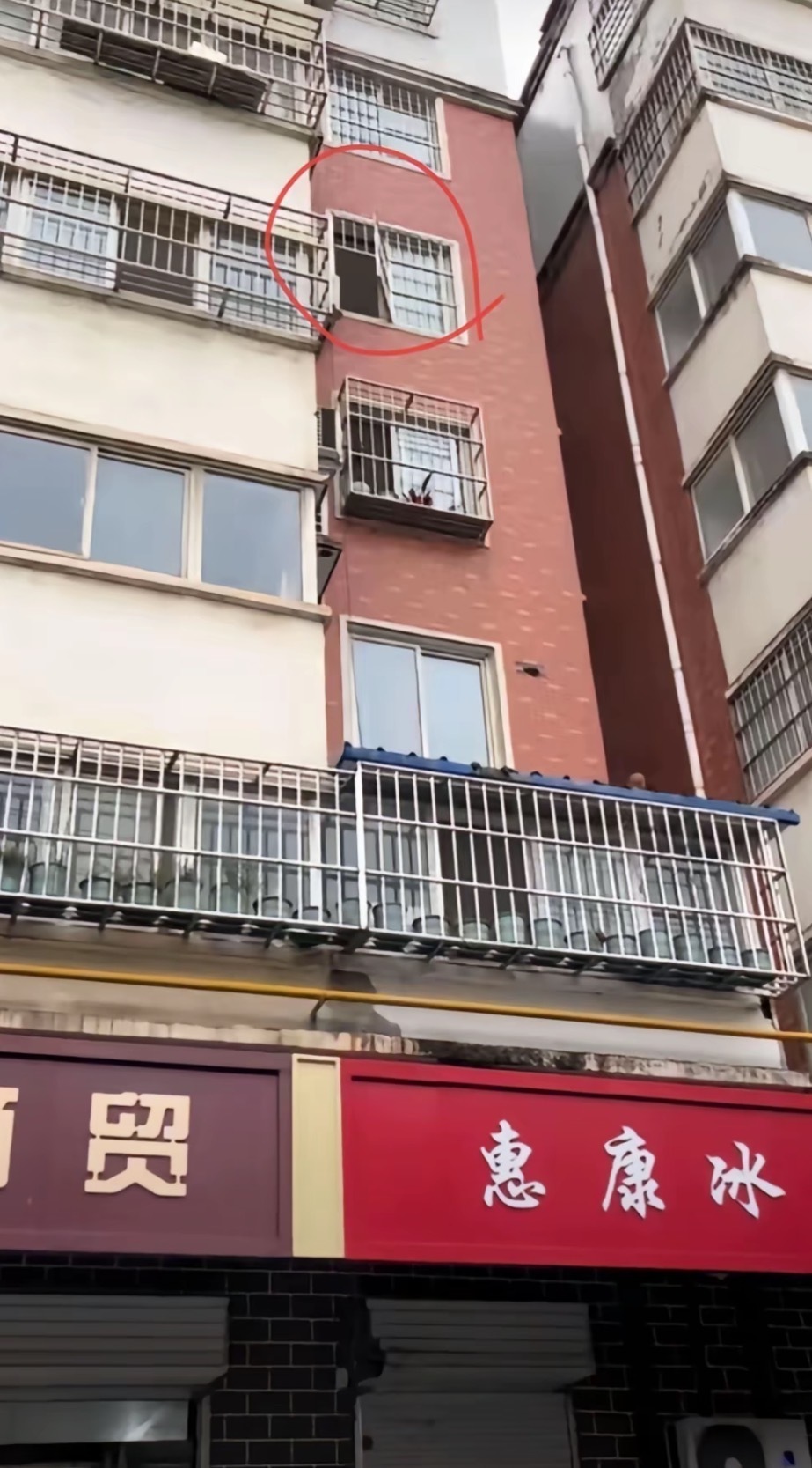 幼童从5楼掉落3楼雨棚，有人扯被单有人抬梯子有人去抱！网友：“众”字具象化了