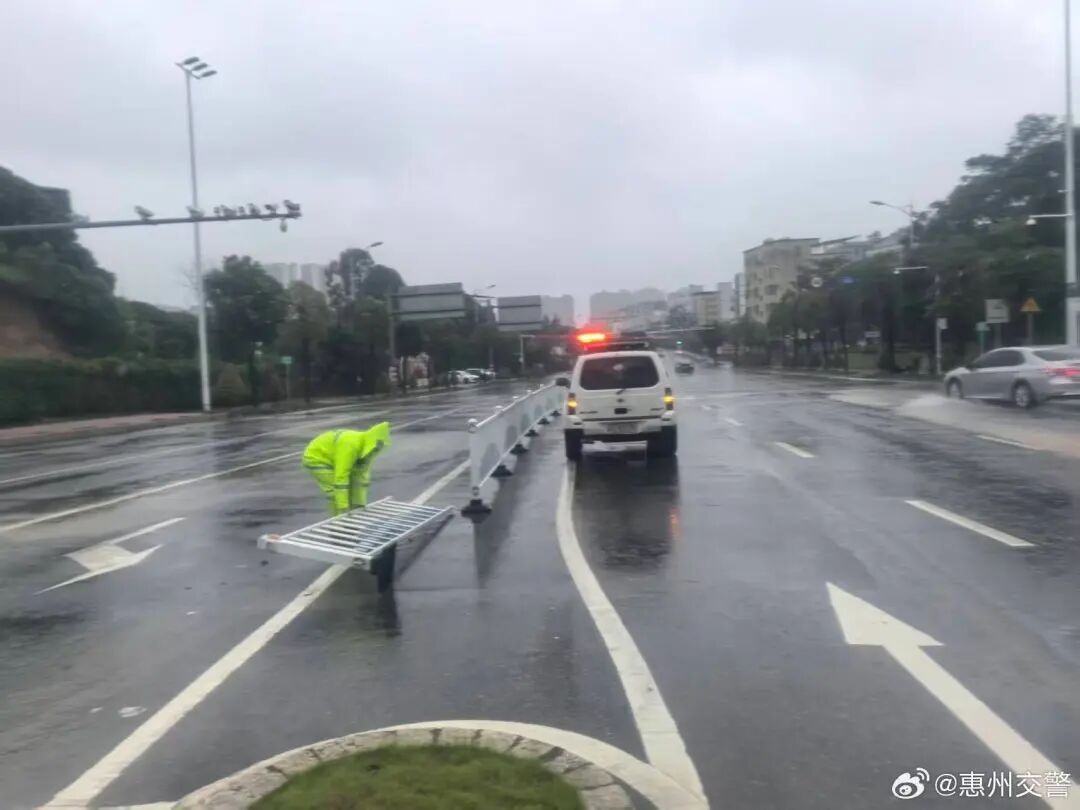 迎战台风“桦加沙”，交警全力以赴！