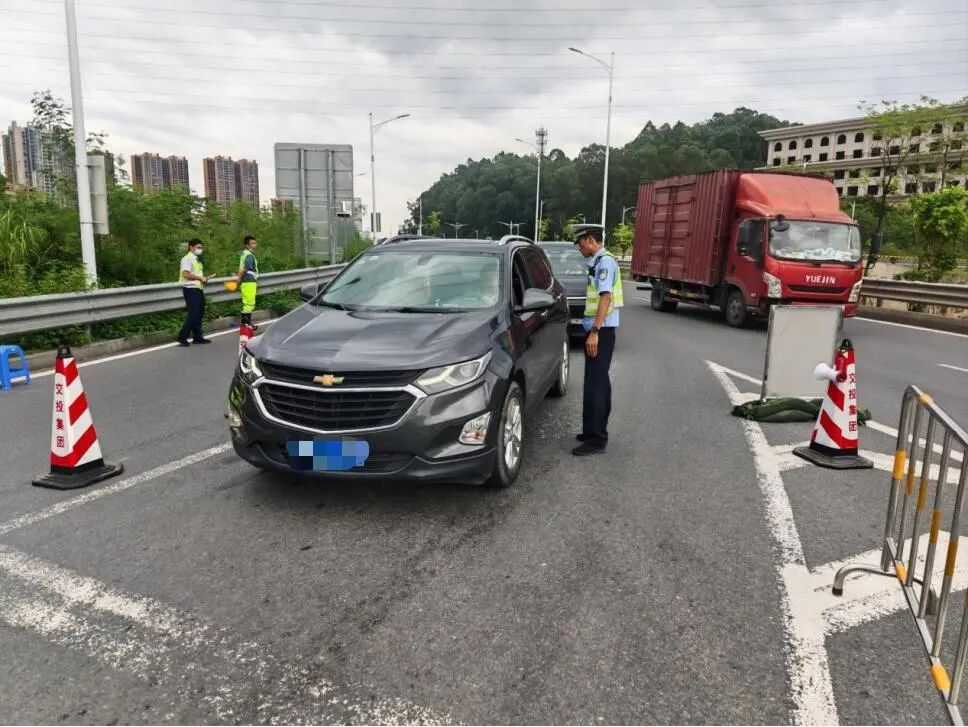 迎战台风“桦加沙”，交警全力以赴！