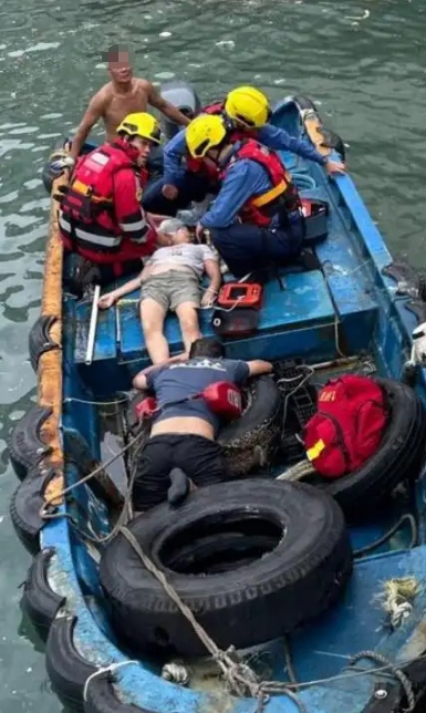 强台风天海边观浪，母子二人被巨浪卷入海中……