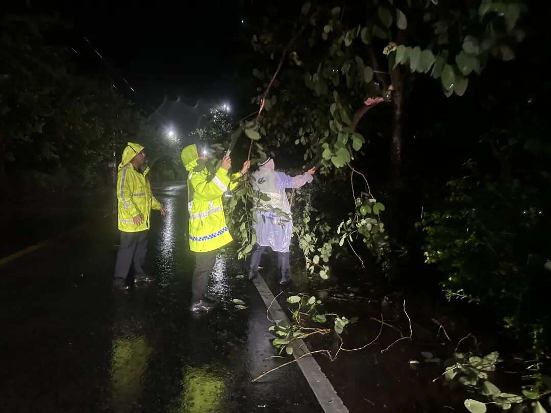 迎战台风“桦加沙”，交警全力以赴！