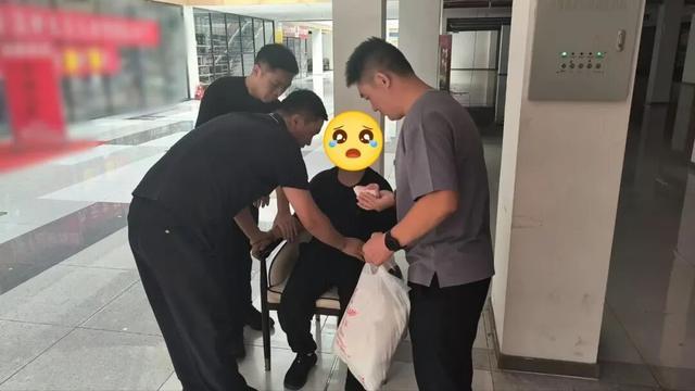 藏匿步梯间长达8小时！盗窃犯张某，被抓