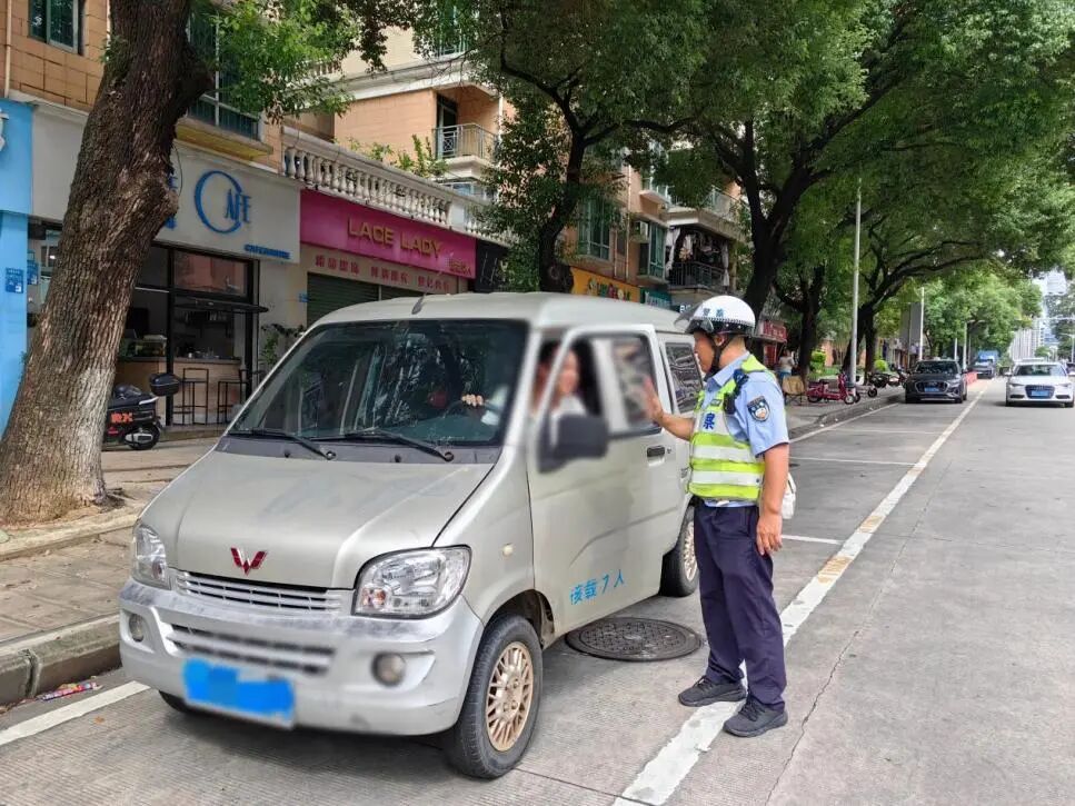 迎战台风“桦加沙”，交警全力以赴！