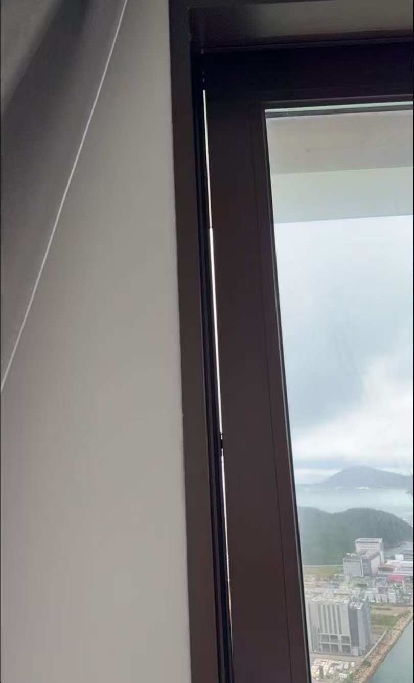 “被晃醒！”在香港读书女生住60层以上遭遇台风，凌晨两点吓得躲到客厅：目前安好