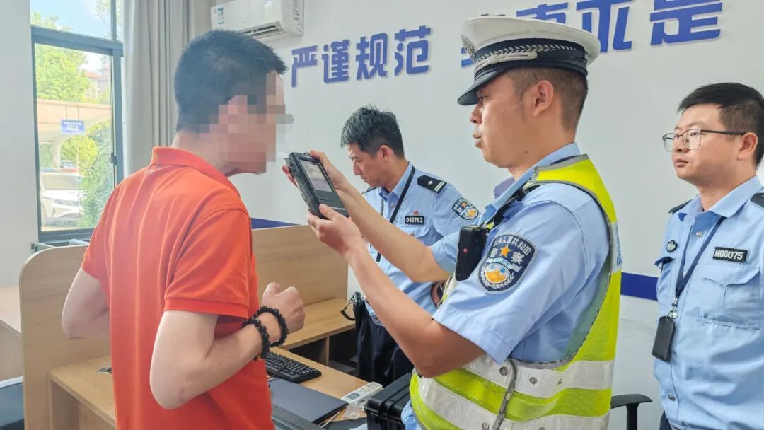 两名男子前往派出所办事，民警一闻不对……