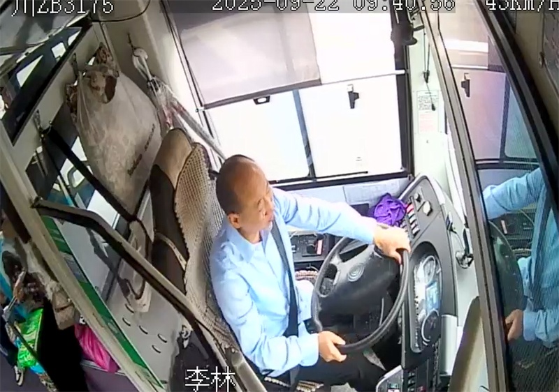行驶途中突发意外致双目重伤 公交司机教科书式操作救下全车乘客