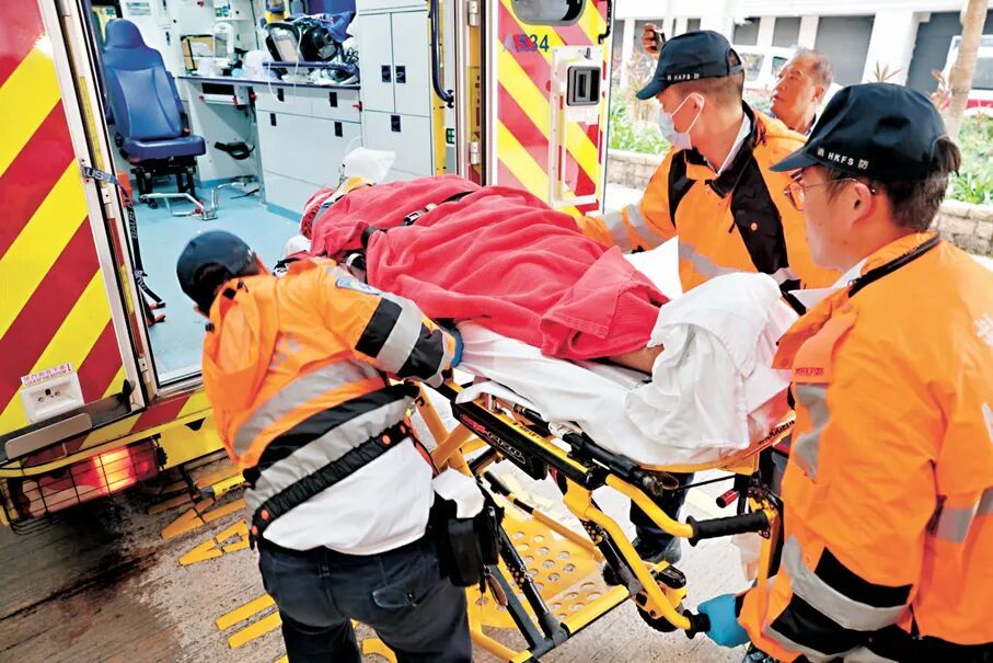 渔船救人！广东这对父子在香港海域救起一家三口
