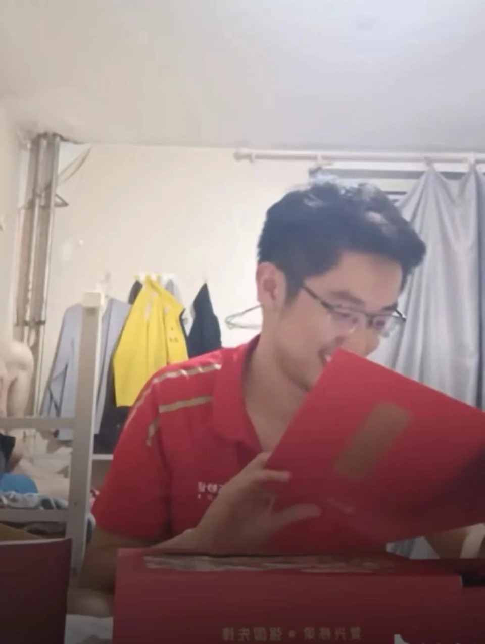 大学毕业为照顾母亲回乡送外卖，炕头当书桌，考上人大研究生