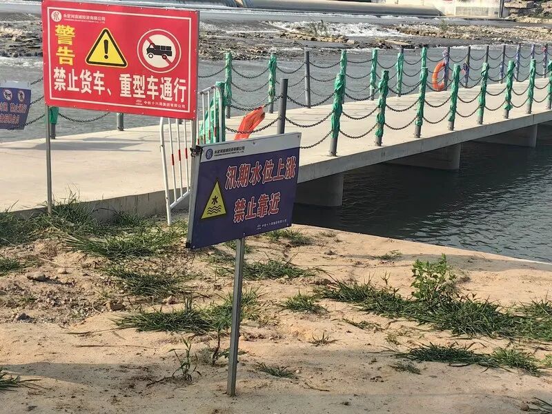 北京一公园大门紧锁，为何还有人冒险“跨栏”入园？管理方回应！