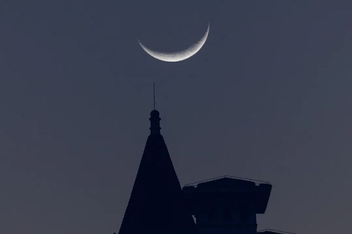 抬头看！年度最小蛾眉月来了