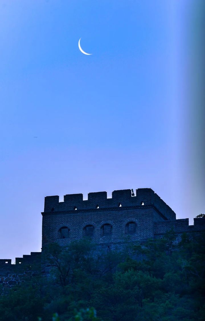 抬头看！年度最小蛾眉月来了