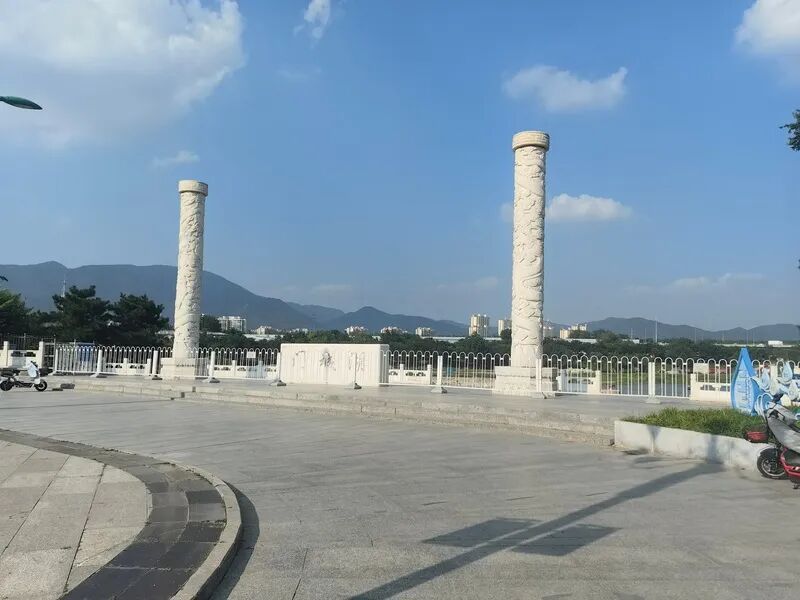 北京一公园大门紧锁，为何还有人冒险“跨栏”入园？管理方回应！