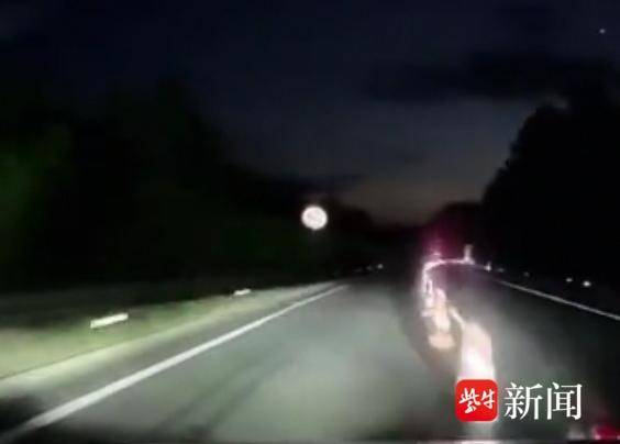高速上一路冲撞锥桶，所幸无人员伤亡！司机：开了智驾，就会放松很多