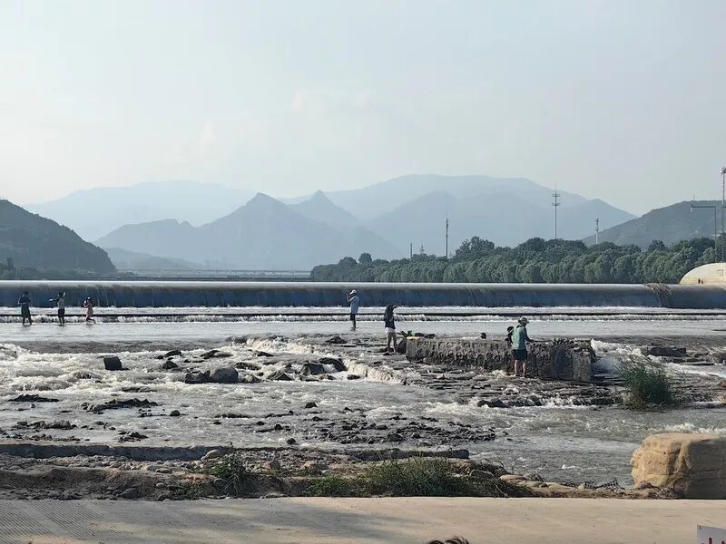 北京一公园大门紧锁，为何还有人冒险“跨栏”入园？管理方回应！