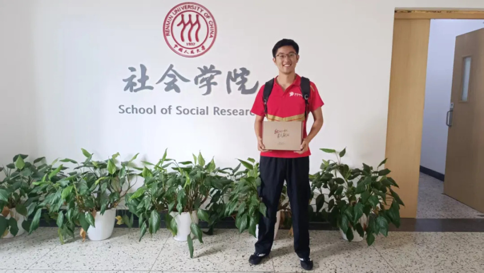 大学毕业为照顾母亲回乡送外卖，炕头当书桌，考上人大研究生